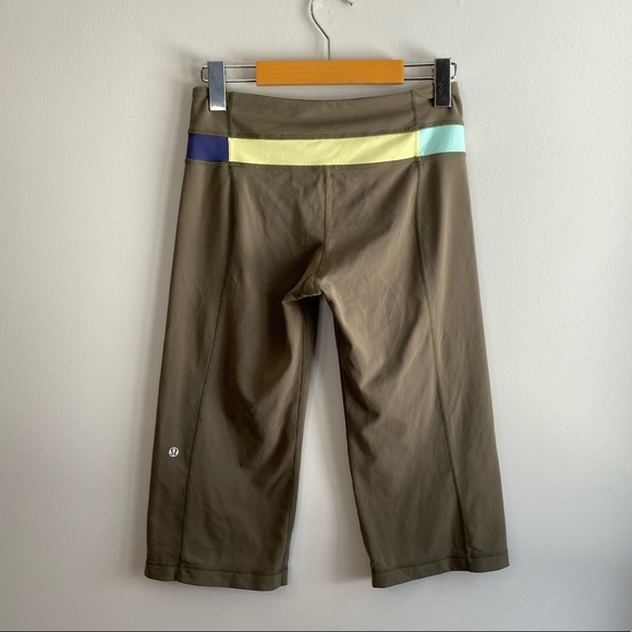 Lululemon Reversible Cropped Yoga Pant - Picture 2 of 10